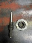Червячный вал и шестерня головки сверлильного 252